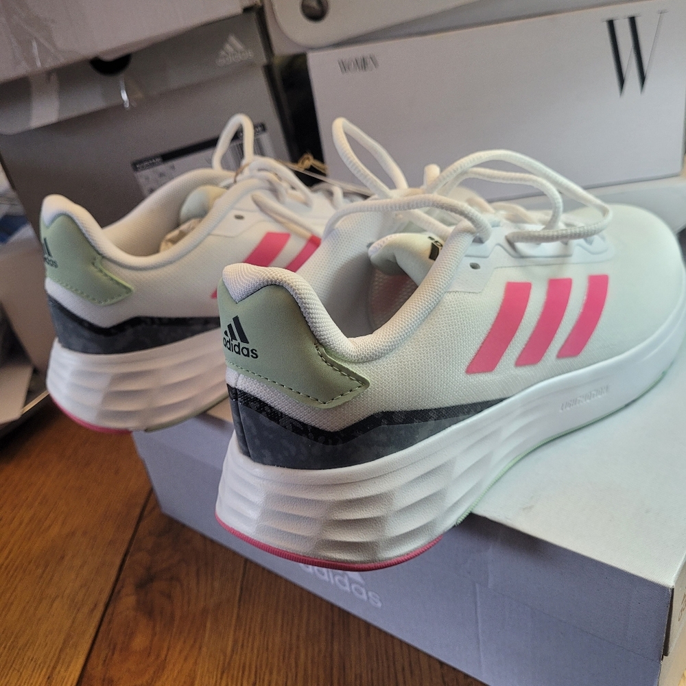 Ladies Adidas Sneaker - Picture 8 of 10